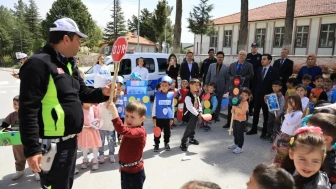 Çameli'de miniklere trafik kuralları uygulamalı eğitildi