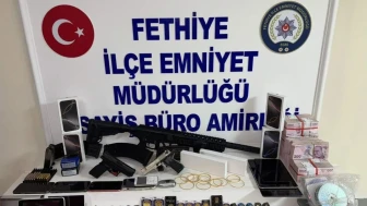 Fethiye’de dolandırıcılık şüphelisi yakalandı: Çok sayıda silah, altın ve para ele geçirildi
