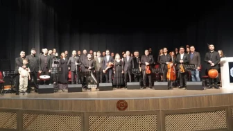 Fü’de akademisyenler korosu sergilendi: Fırat üniversitesi akademisyenleri tarafından verilen "kültür ahengi" konseri büyük beğeni topladı