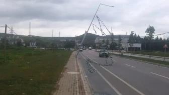 Kocaeli'de devrilmek üzereki elektrik direği araç trafiğini tehdit ediyor