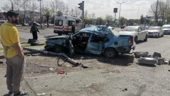 Kamyonet ile otomobil çarpıştı: Otomobil kullanılamaz hale geldi