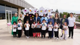 Miniklerden annelerine unutulmaz Anneler Günü sürprizi!