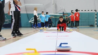 Elazığ'da Floor Curling müsabakaları: Genç sporcular kıyasıya rekabet etti
