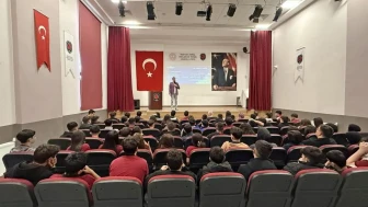 Düzce Üniversitesi'nden Dr. Günay Temür, liselilere yapay zeka ile geleceği şekillendirmeyi anlattı