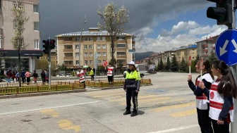 Öğrencilerden trafikte farkındalık uygulaması: Erzurum'da öğrenciler sürücülere çağrıda bulundu