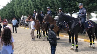 Yunus'un diyarına gelen atlı jandarmalar: Vatandaşların ilgisini topladı