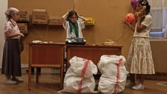 Sarıgöl'de otaokul öğrencilerinden büyüleyici tiyatro performansı: 'Kahraman bakkal süpermarketlere karşı'