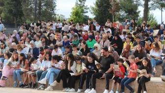 Siirt'te gökyüzü altında kitap molası