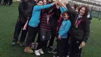 Derince Çınarlı Ortaokulu'nun Küçük Kızlar Hokey Takımı, namağlup şampiyon oldu! Başarı sırları neler?