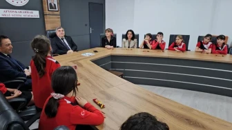 Minik şairlerden anlamlı sunum: Atatürk İlkokulu'nda şiirlerle dolu bir gün