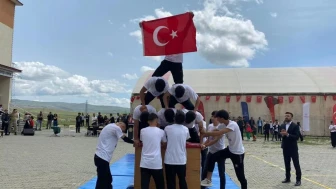 19 Mayıs coşkusu Arpaçay'ı sardı, gençlerin yetenekleri göz doldurdu