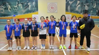 Yunusemre Belediyespor'un genç badmintoncuları, Manisa'da tarihi bir başarıya imza attı: Türkiye Şampiyonası yolunda madalyalarla döndüler!