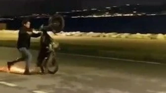 Ereğli Sahili'nde tehlikeli motosiklet manevrası: Genç sürücü kaza yaptı, sosyal medya çalkalandı