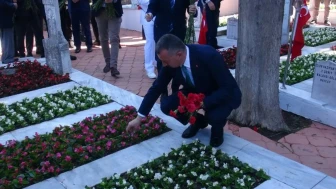 Kocaeli protokolü şehitlikte bayram ziyareti yaptı