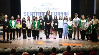 Kartepeli gençler İngilizce tiyatro oyunu sergiledi