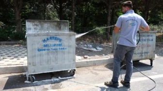 Kartepe Belediyesi konteynerleri özel araçlarla temizliyor