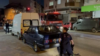 İtfaiye ekipleri otomobile giren kediyi kurtardı