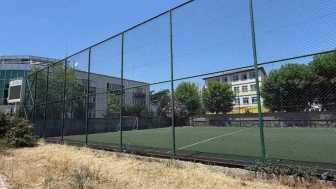 İzmit Belediyesi halı saha bakımı eleştiri aldı
