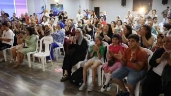 İzmit Sanat Akademisi kursiyerleri tiyatro gösterisi sergiledi