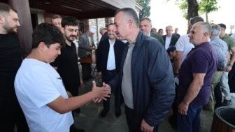 Büyükakın Kurban Bayramı namazını Orhan Camiinde kıldı