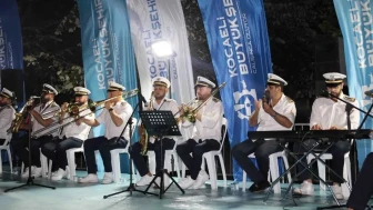 Kocaeli Büyükşehir Bandosu Körfez sahilinde konser verdi