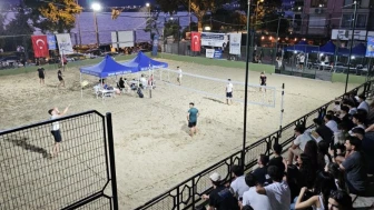 Gölcük'te geleneksel plaj voleybolu turnuvası başladı