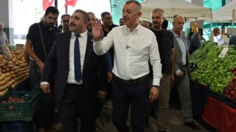 Başkan Büyükakın pazarda yoğun ilgi gördü