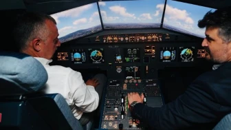 Kocaeli belediye başkanı A340 simülatöründe uçtu