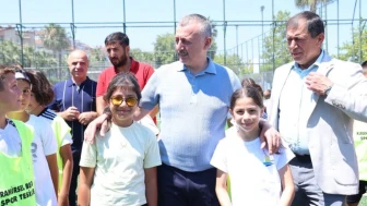 Büyükakın gençlerle futbol sahalarını inceledi