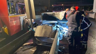 Otomobil bariyerlere saplandı sürücü kurtuldu