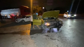 Kartepe kavşakta otomobil çarpıştı