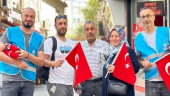 Kocaeli’de binlerce bayrak dağıtıldı