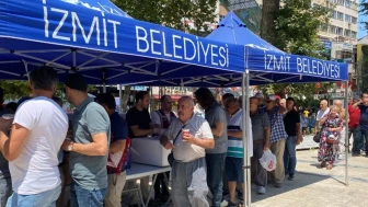 İzmit Belediyesi aşure ikramı yaptı