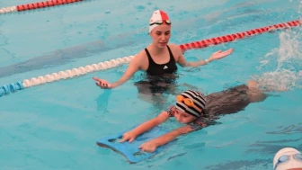 İzmit Belediyesi yüzme kursları başlattı