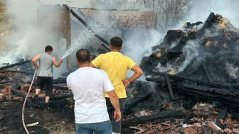 Körfez’de saman deposu yangını kül etti