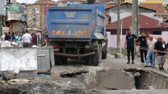 Kocaeli'de hafriyat kamyonu çukura düştü