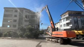 Derince’de ağır hasarlı bina yıkıldı