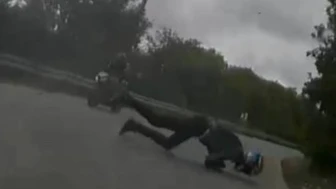 Asfalttaki yarık motosiklet sürücüsünü yaraladı