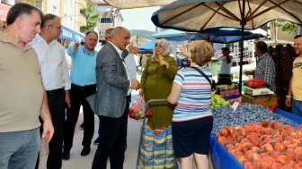 Başkan Söğüt pazarda esnafla sohbet etti