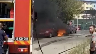 Gebze’de park halindeki iki araç yandı