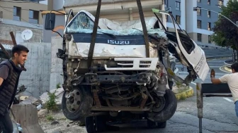 İzmit’te kamyonet bariyerlere çarptı