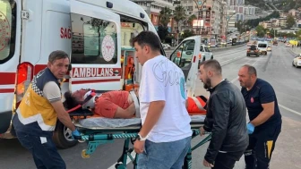 İzmit’te motosiklet levhaya çarptı