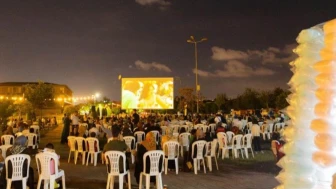 Kartepe'de aileler yaz akşamı film izledi