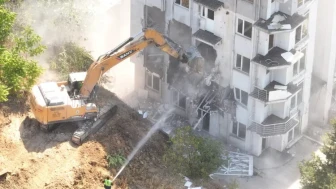 Çayırova'da kentsel dönüşümün son adımı atıldı riskli binalar yıkılıyor