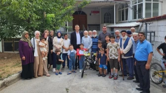 Belediye başkanı minik hayırseveri ödüllendirdi