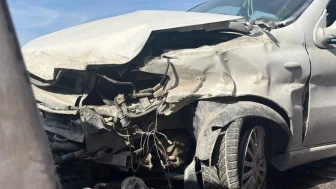 Gebze’de otomobil bariyerlere çarptı