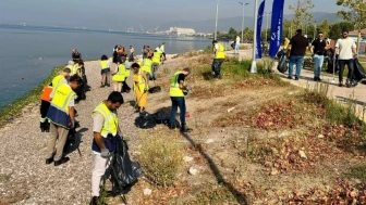Körfez belediyesi sahilde 70 kilo atık topladı