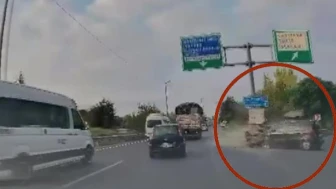 Gebze'de otomobil bariyerlere çarptı