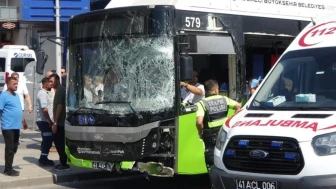 Kocaeli'de otobüs ile kamyonet çarpıştı, 6 yaralı