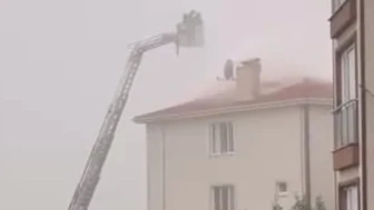 Kocaeli'de sağanak ev çatısını vurdu